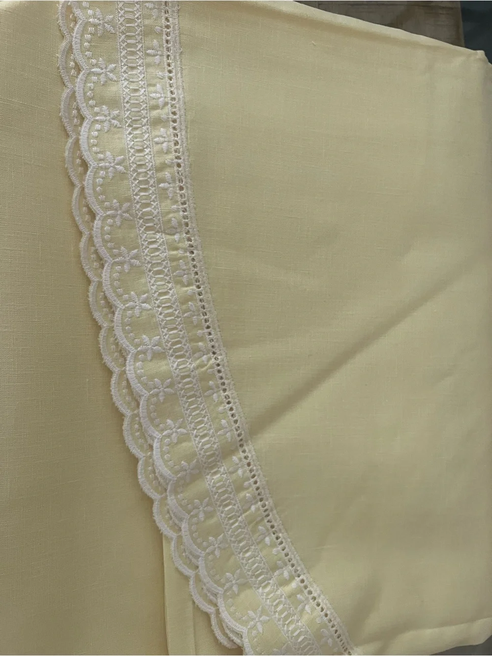 Vintage NEW Yellow Embroidered Linen 12 piece Napkin & tablecloth Set from Italy
